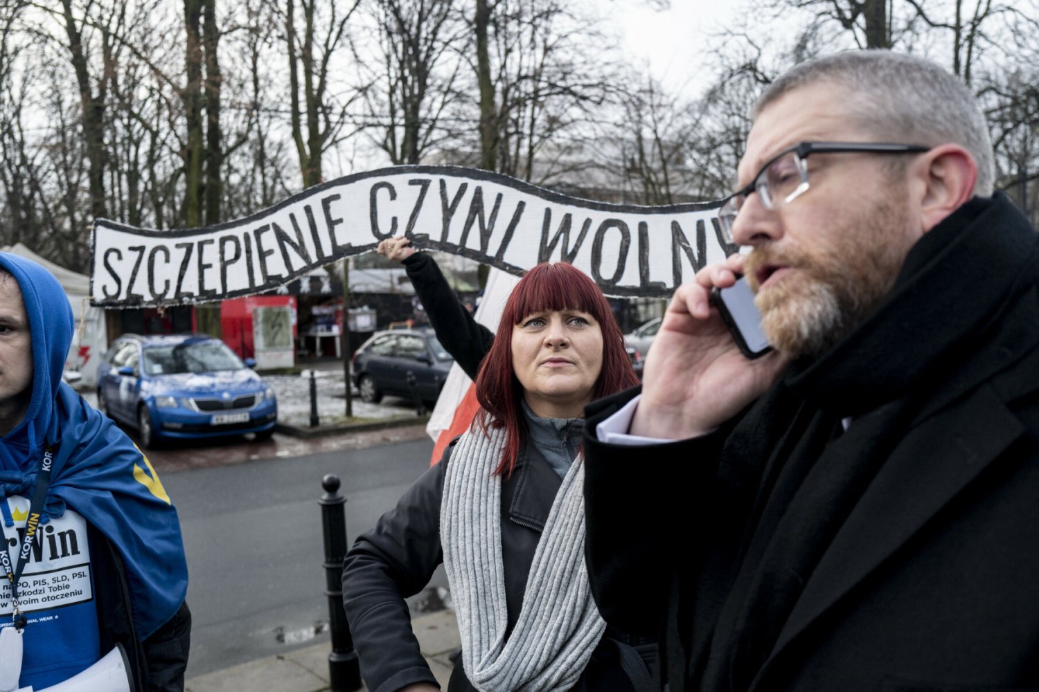 Posłowie Konfederacji zorganizowali we wtorek protest przeciw nowym obostrzeniom sanitarnym. Pojawił się tam baner z napisem "Szczepienie czyni wolnym". Skrytykował go premier. Teraz Konfederacja domaga się przeprosin.