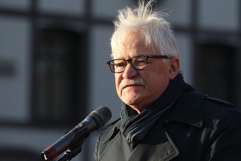 Poseł Tadeusz Zwiefka (KO) nie uczestniczył w głosowaniu nad ustawą sądową. Tłumaczy, że na przeszkodzie stanęły ważne względy rodzinne.