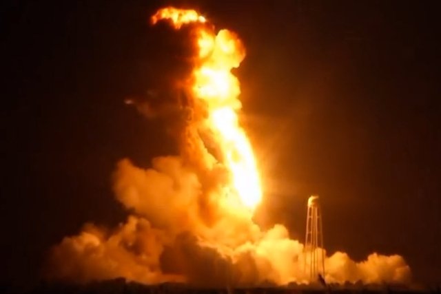 Rakieta Antares została zniszczona umyślnie przez obsługę lotu