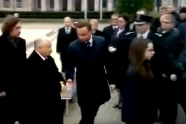 Prezydent Duda w dość specyficzny sposób przywitał się z prezesem Kaczyńskim.