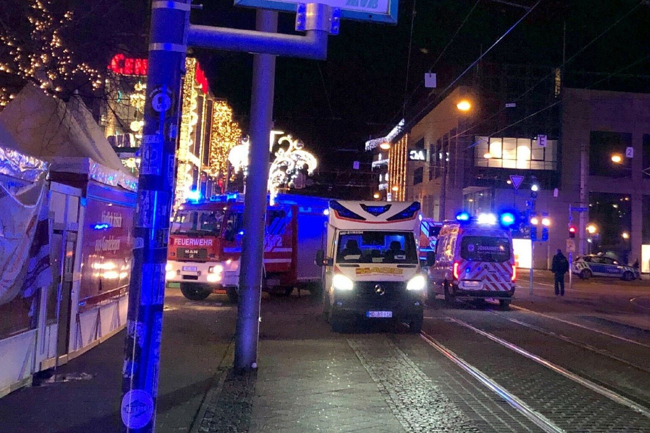 Atak terrorystyczny na jarmarku w Magdeburgu. Kierowca wjechał w tłum ludz. Jest wielu rannych.