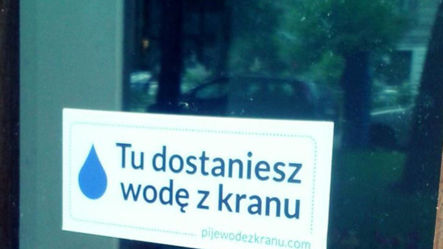 Niektóre restauracje i kawiarnie serwują bezpłatnie kranówkę