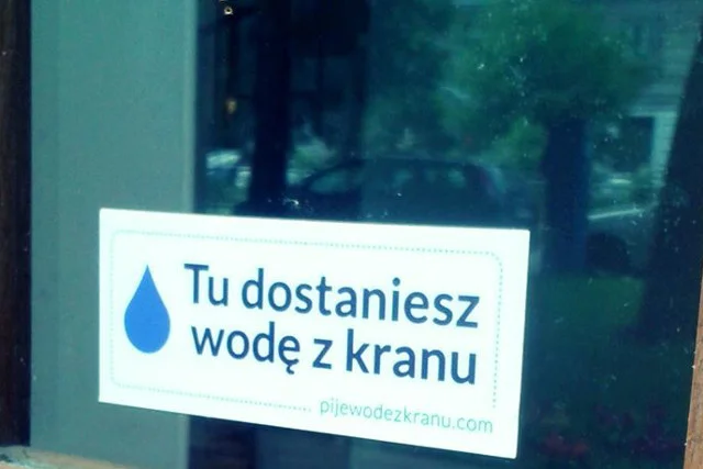 Niektóre restauracje i kawiarnie serwują bezpłatnie kranówkę