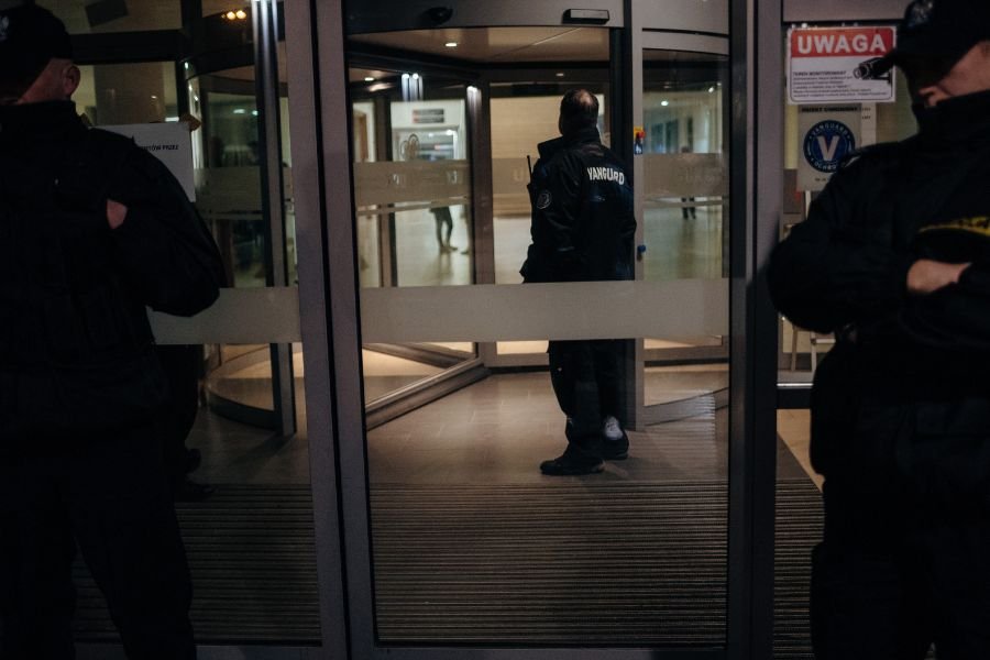 Uniwersyteckie Centrum Kliniczne . Dziennikarze czekaja na informacje o stanie Pawla Adamowicza