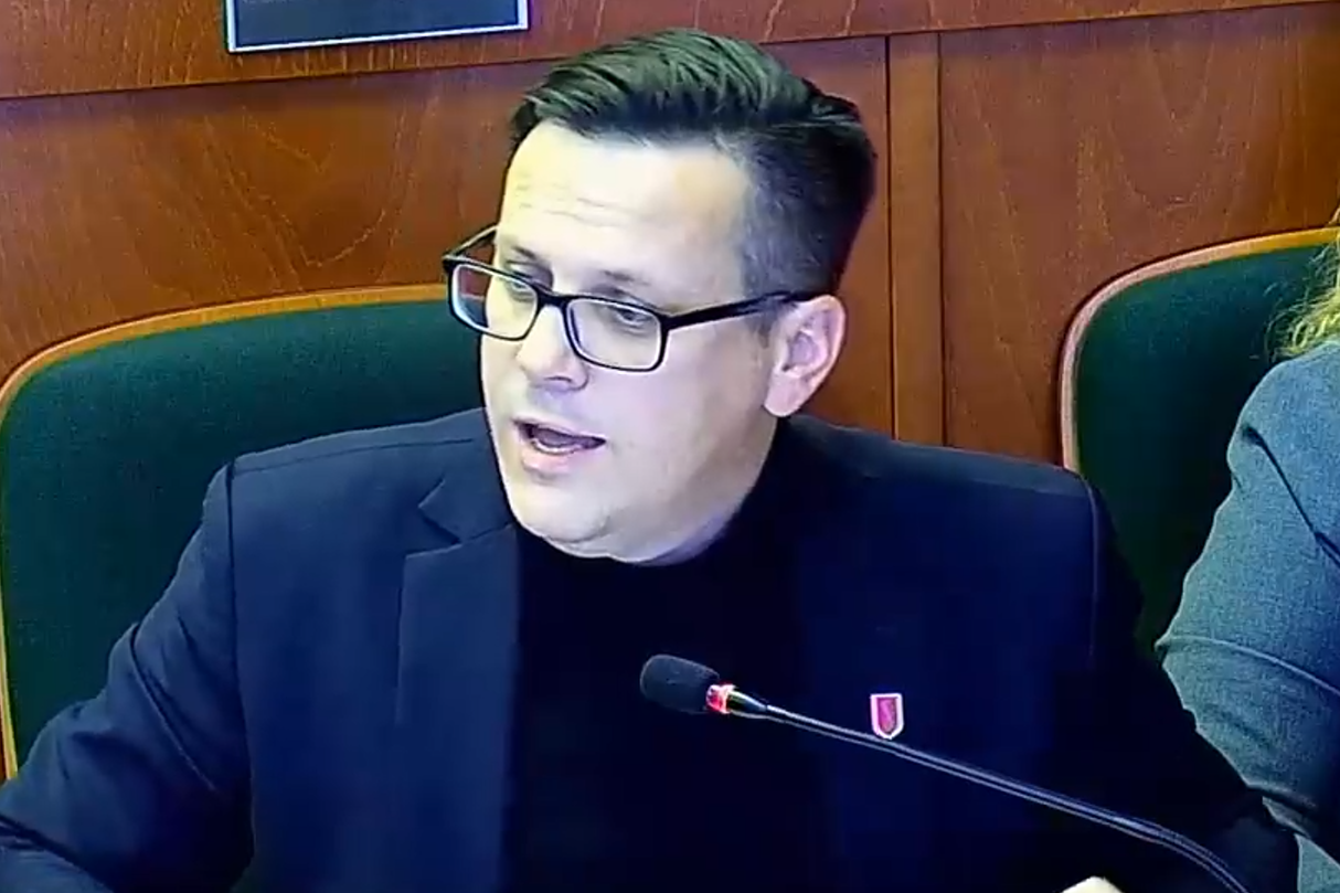 Paweł Warot, radny sejmiku województwa warmińsko-mazurskiego z PiS, przedstawia interpelacje.