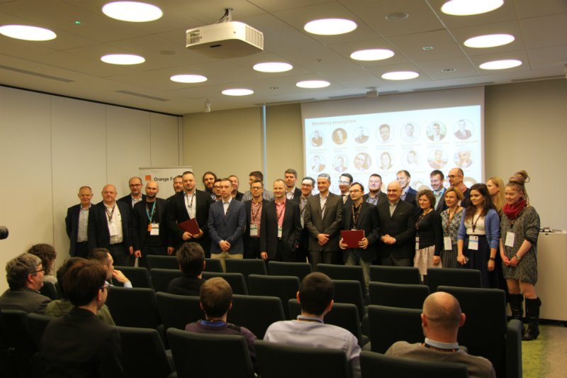 Orange Fab to akcelerator technologicznych start-upów. Na zdjęciu finaliści 4. edycji programu wraz ze swoimi opiekunami biznesowymi i mentorami