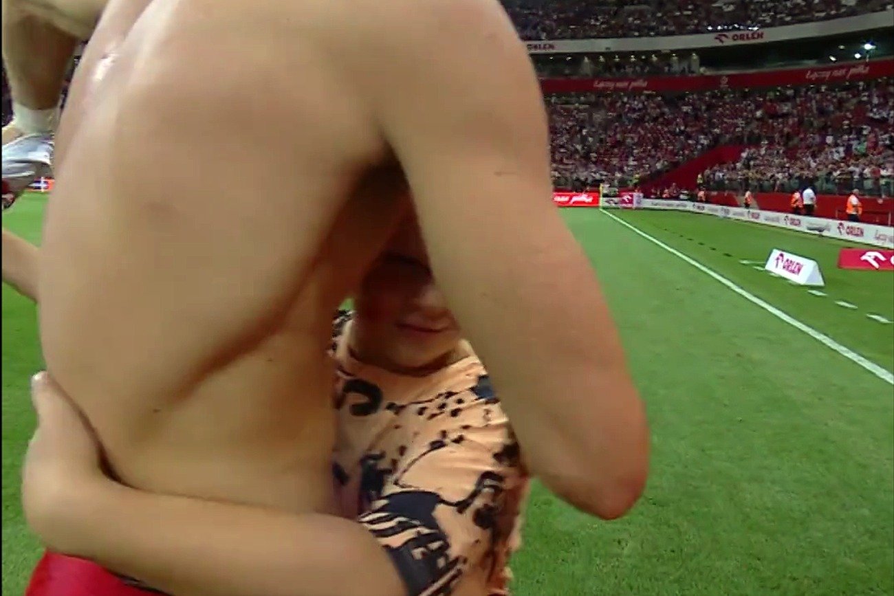 Młody kibic wbiegł na murawę, by poprosić Lewandowskiego o koszulkę.