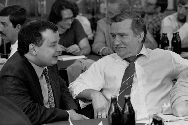 Jarosław Kaczyński i Lech Wałęsa w 1990 roku.