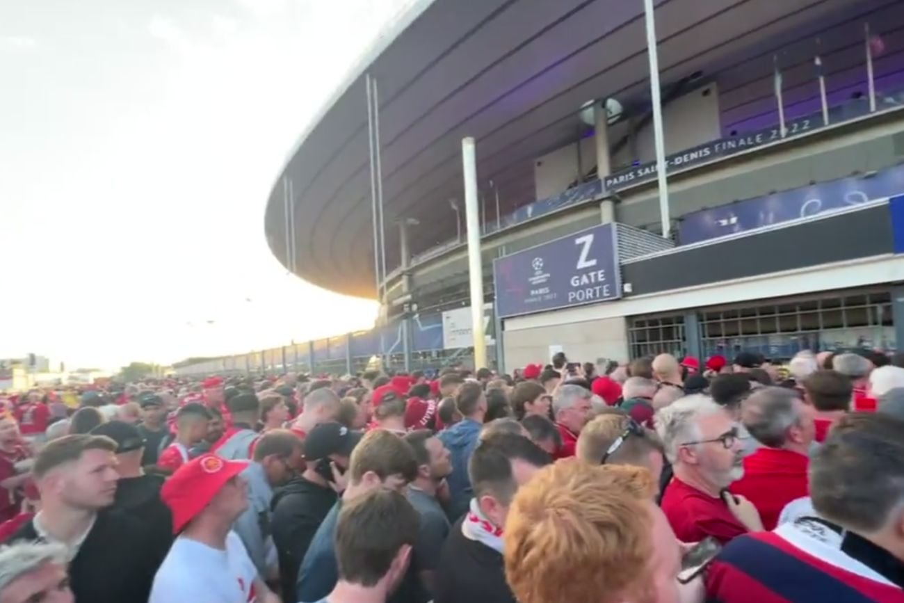 Kibice Liverpool FC czekają przed bramami Stade de France by wejść trybuny