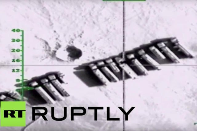 Ropociąg na kółkach – cysterny Państwa Islamskiego nielegalnie przewożą ropę z Syrii do Iraku.