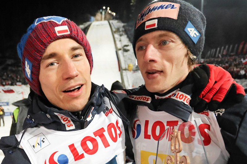 Wojciech Kuczok z "Gazety Wyborczej" kpi z polskich skoczków narciarskich ze względu na ich wiarę.