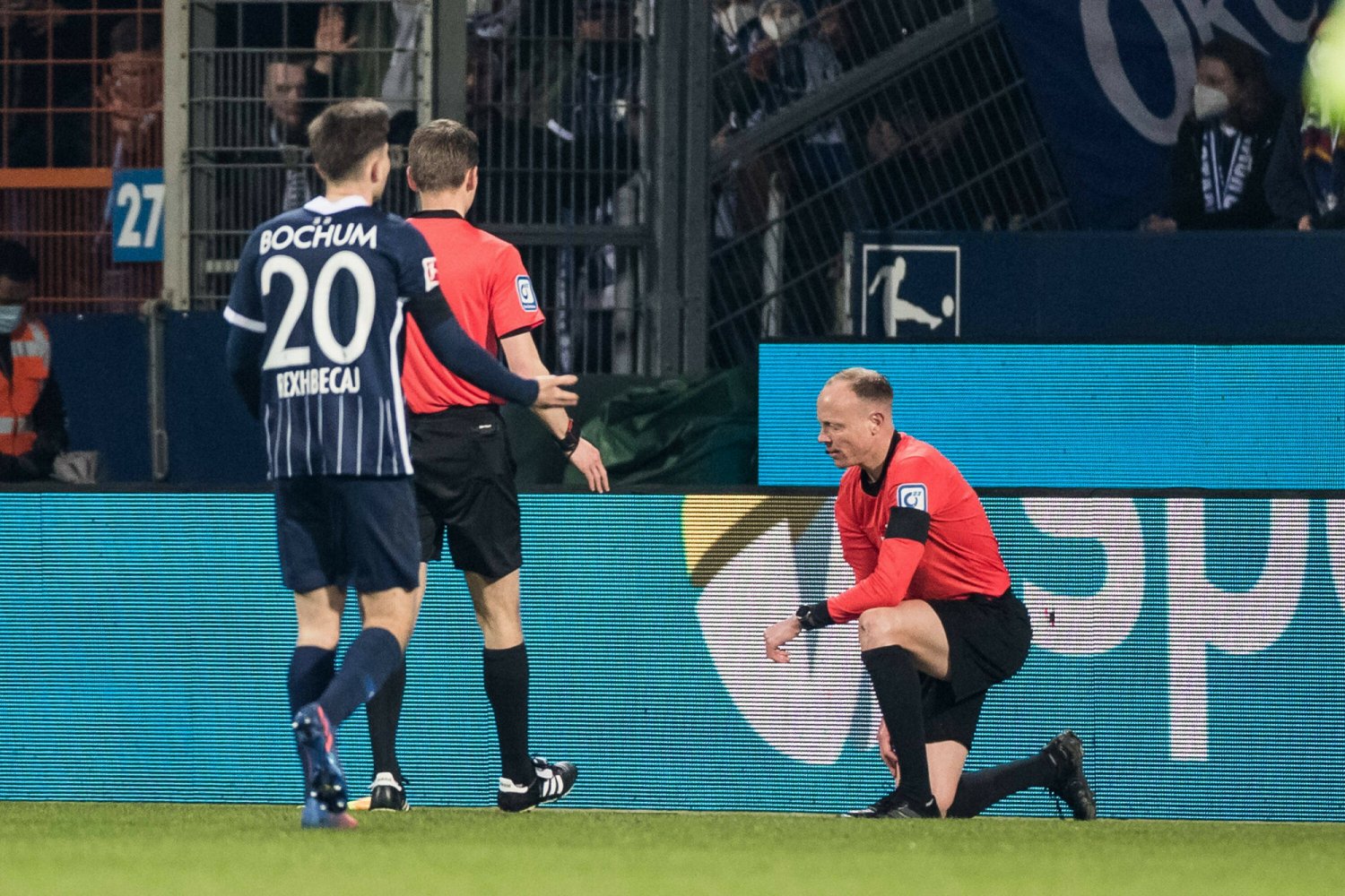 Sędzia liniowy Christian Gittelmann został trafiony w głowę przez chuligana kubkiem z piwem