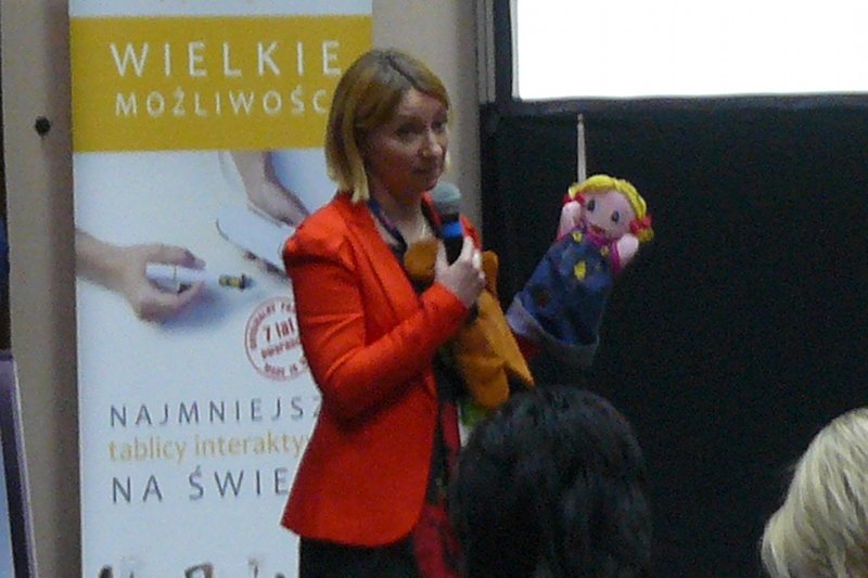 Na zdjęciu Agnieszka Horyza podczas wykładu o nauczaniu języka dzieci. Rząd, ustawą która likwiduje zajęcia dodatkowe w przedszkolach, zniszczy życiowy biznes pani Agnieszki