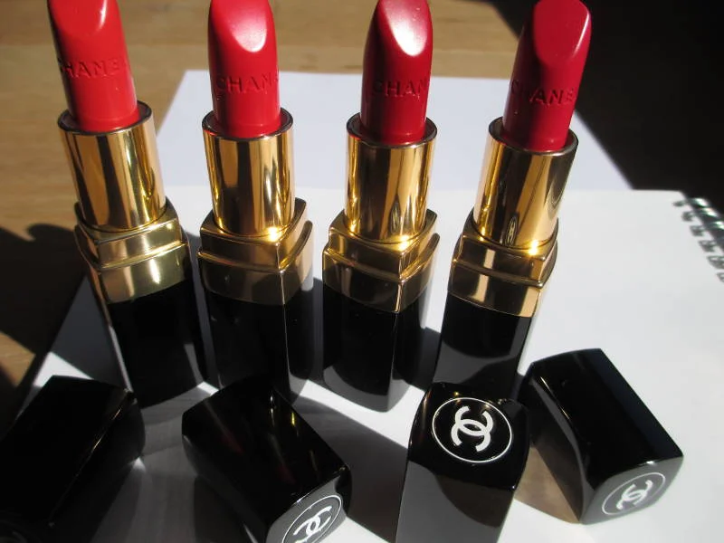 Piękne czerwienie Rouge Coco Chanel. Od lewej: z kroplą pomarańczu Coco nr 416, makowa Arthur nr 440, głęboka Gabrielle nr 444, malinowa Dimitri nr 442