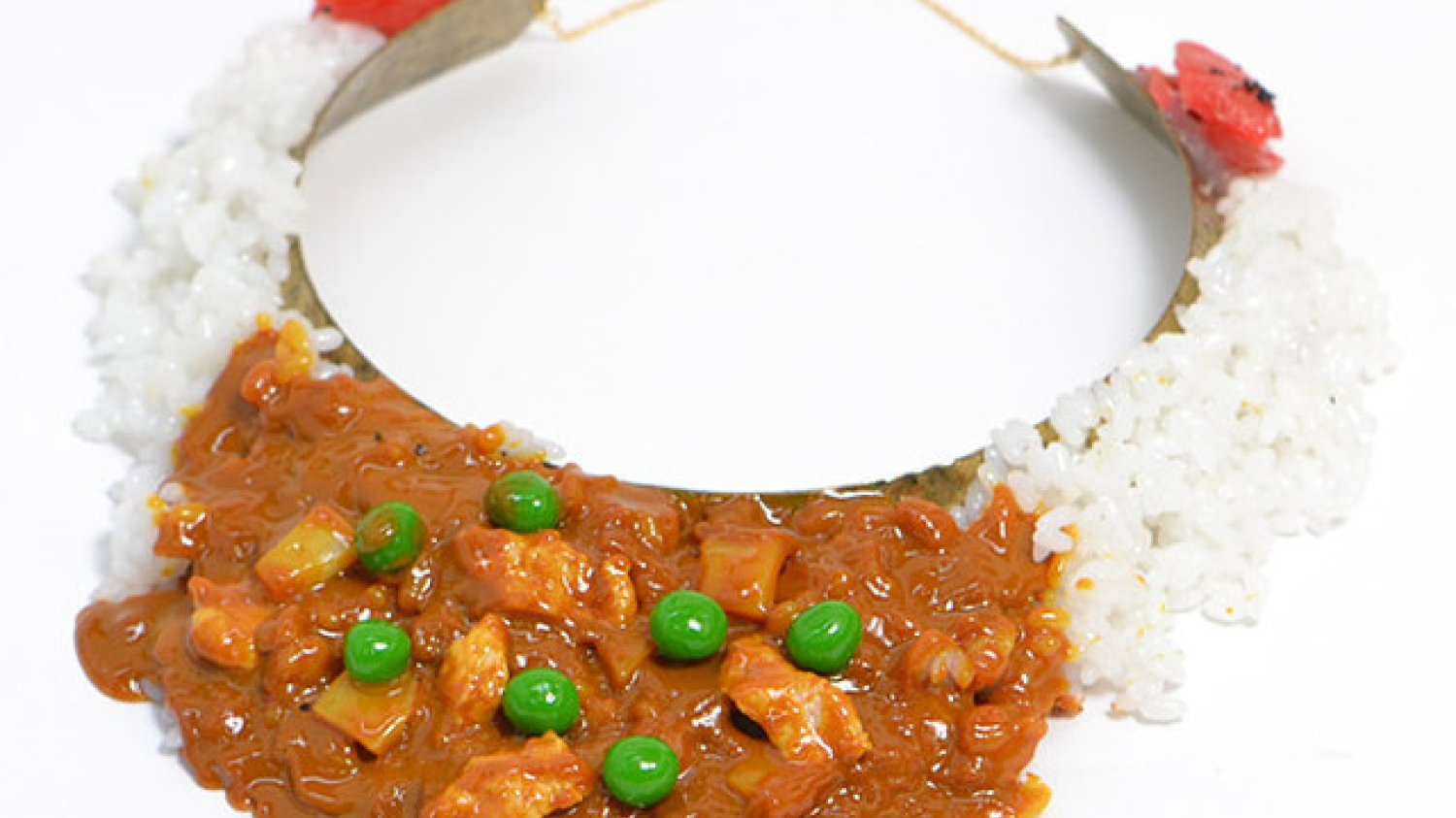 Naszyjnik curry, kolczyki z bekonu albo pizzy. Biżuteria ze sztucznego jedzenia robi furorę