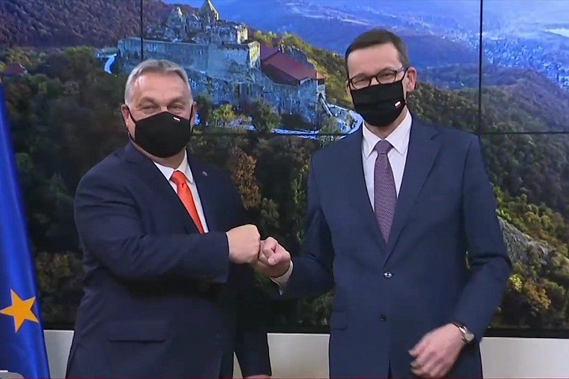 Morawiecki i Orban podsumowali negocjacje w Brukseli. Weta nie będzie.