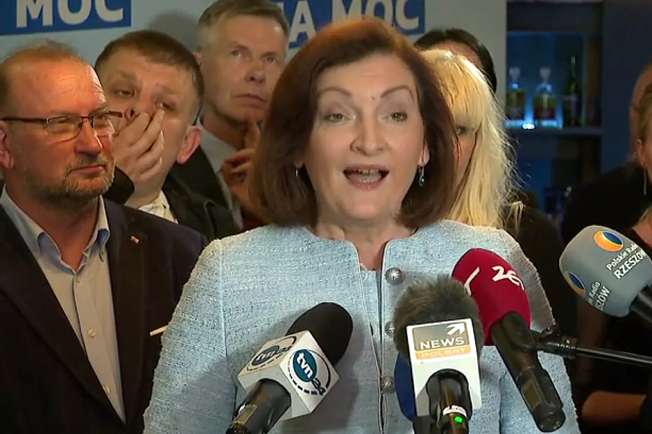 Członek sztabu Ewy Leniart dłubał w nosie podczas przemówienia kandydatki PiS.