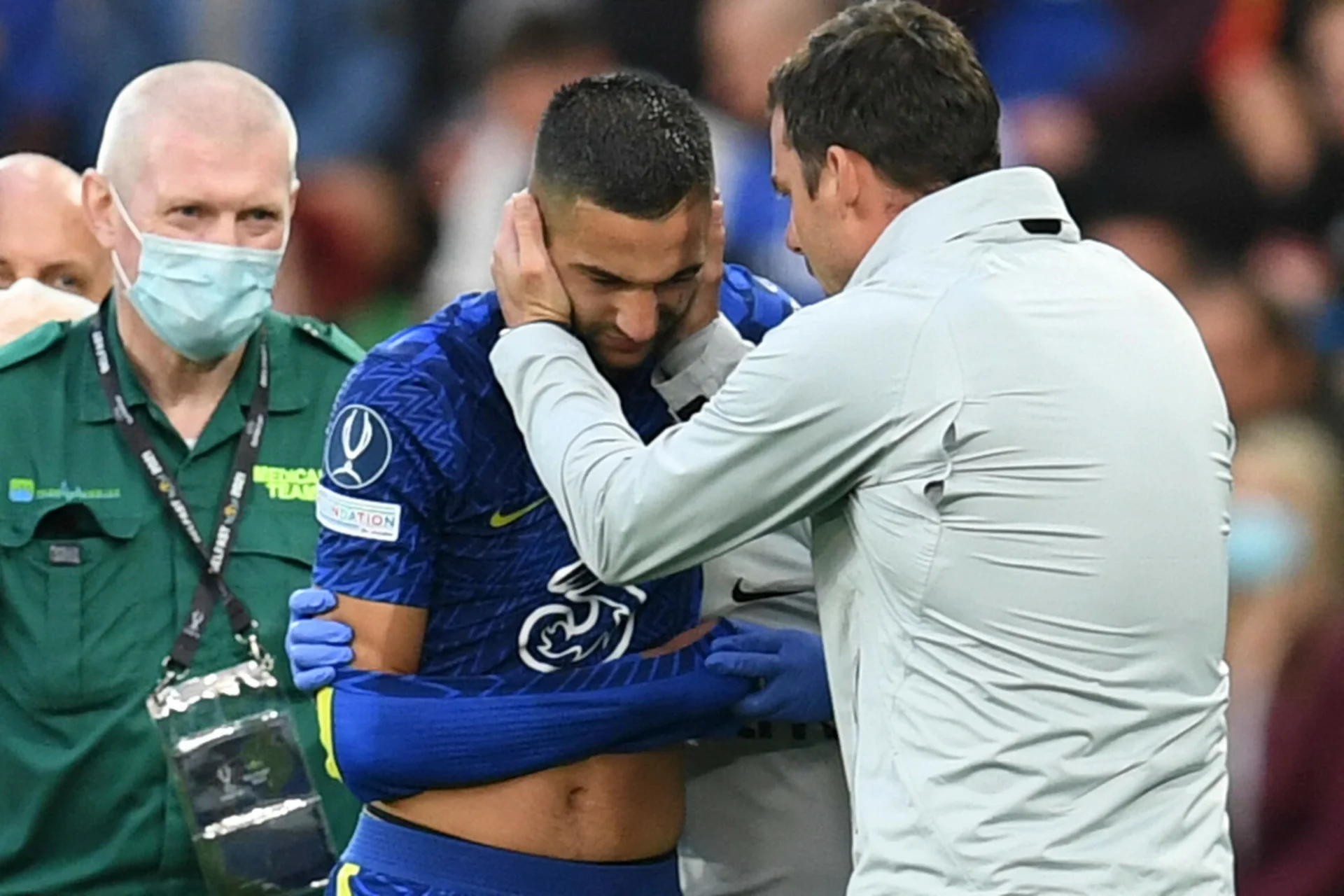 Kontuzjowany Hakim Ziyech opuszcza boisko