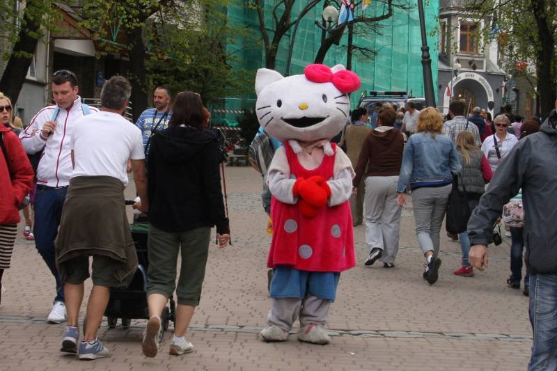 Hello Kitty wygryzła Białego Misia