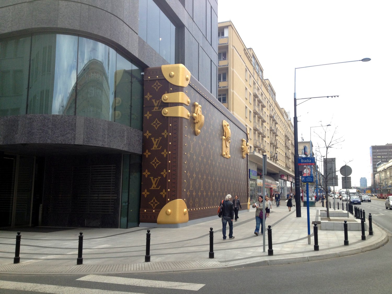 Pechowy kuferek przy domu towarowym Vitkac