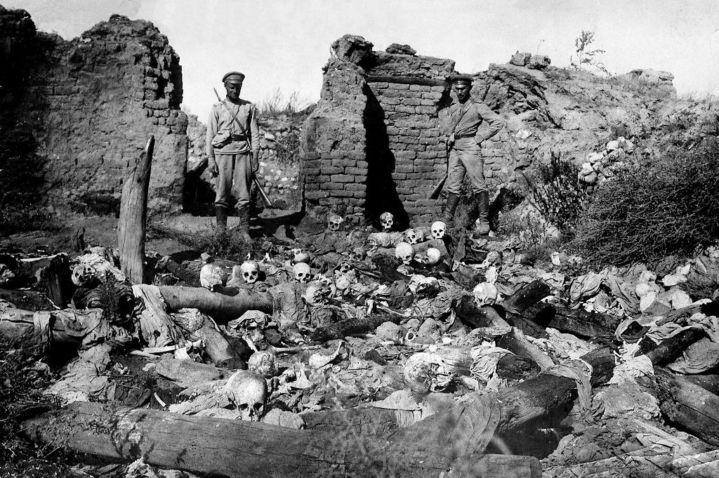 To jedno z mniej drastycznych zdjęć z rzezi Ormian. Nie chciałem dawać na przykład rzędów ukrzyżowanych ciężarnych Ormianek z szacunku dla ofiar