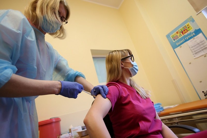 W Polsce trwają szczepienia przeciw covid-19