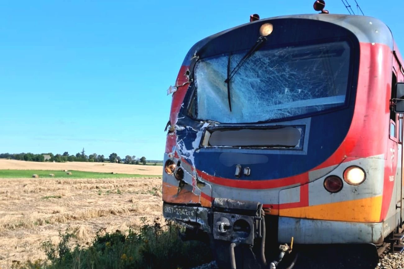 Pociąg Polregio zderzył się z kamperem Śmiertelny wypadek na torach