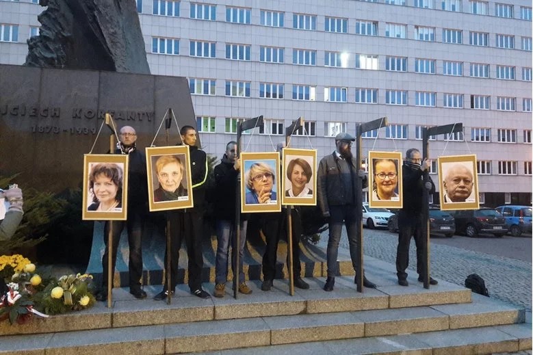 Narodowcy zorganizowali kontrowersyjną pikietę przeciwko europosłom z PO. Policja była na miejscu, ale nie interweniowała.