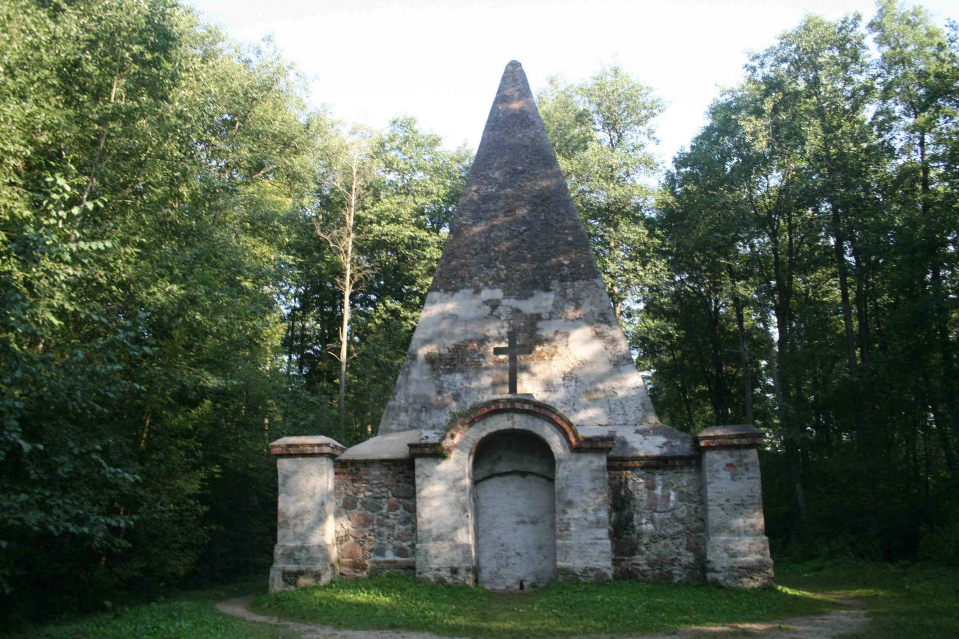 Piramida – grobowiec rodziny Farenheidów w Rapie.