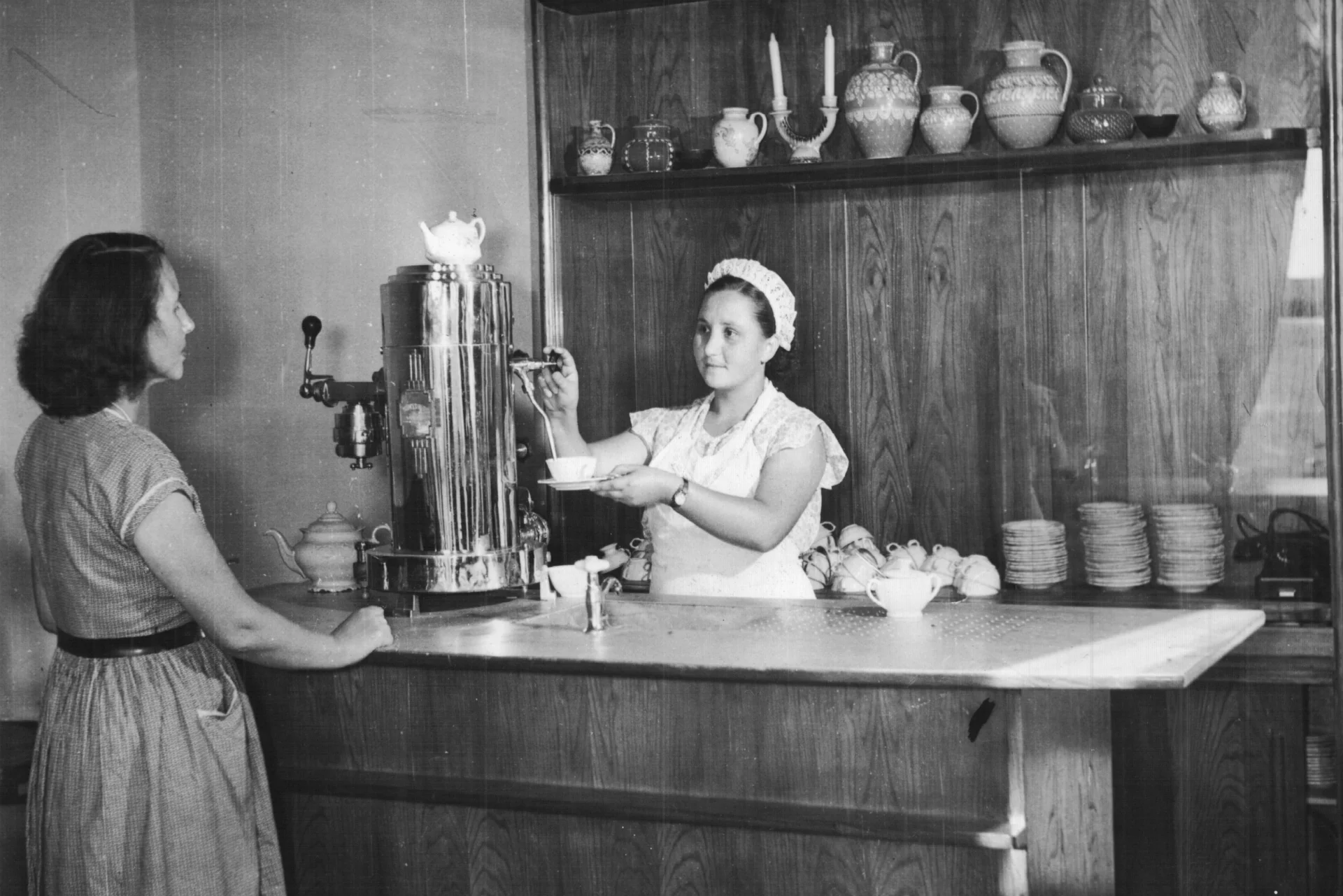Rok 1954 – kawa serwowana w nowohuckim salonie KMPiK