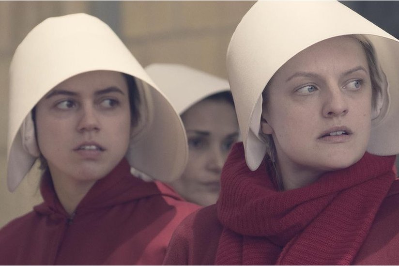 Nina Kiri i Elisabeth Moss w serialu "Opowieść podręcznej"