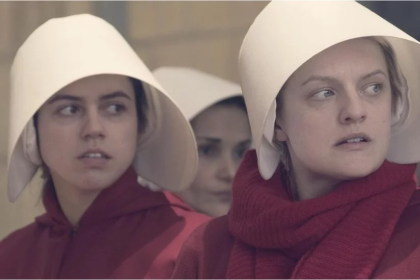 Nina Kiri i Elisabeth Moss w serialu "Opowieść podręcznej"