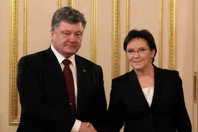 Prezydent Ukrainy Wiktor Poroszenko i premier Polski Ewa Kopacz podczas wizyty roboczej na Ukrainie