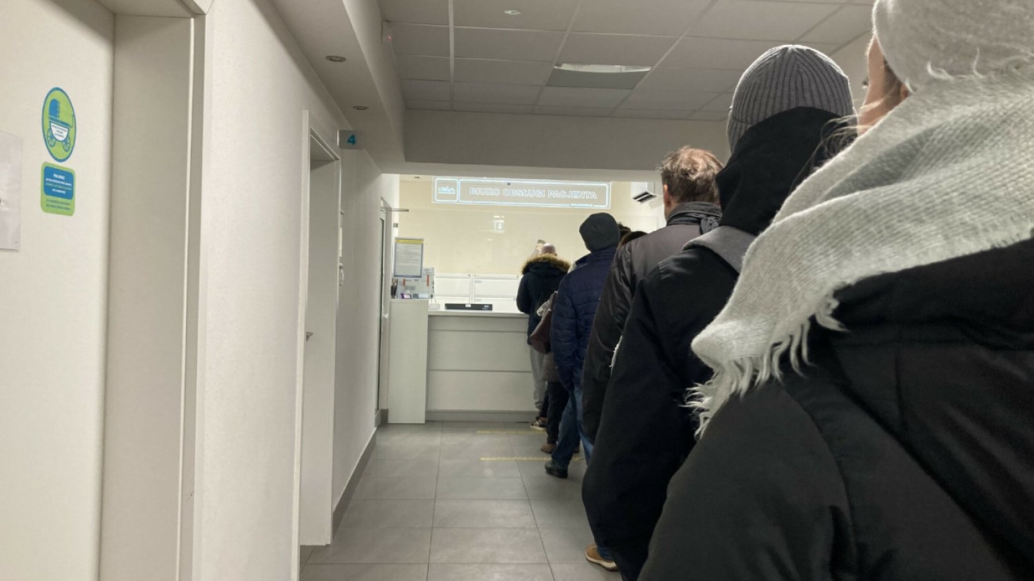W okresie wzmożonych zachorowań na grypę kolejki do lekarzy się wydłużają. Wiele osób potrzebuje tylko zwolnienia L-4. Samorząd lekarski widzi rozwiązanie.