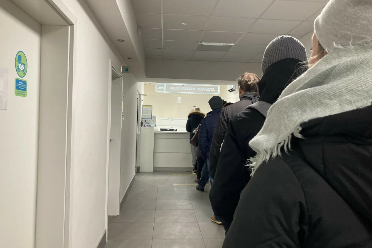 W okresie wzmożonych zachorowań na grypę kolejki do lekarzy się wydłużają. Wiele osób potrzebuje tylko zwolnienia L-4. Samorząd lekarski widzi rozwiązanie.