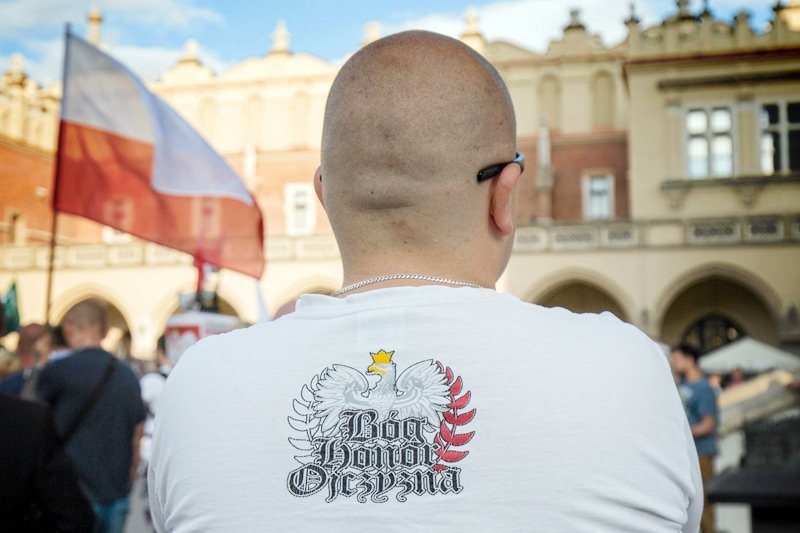 Wykluczające niewierzącą część polskiego społeczeństwa hasło "Bóg, Honor, Ojczyzna" znalazło się w nowych paszportach Polski.