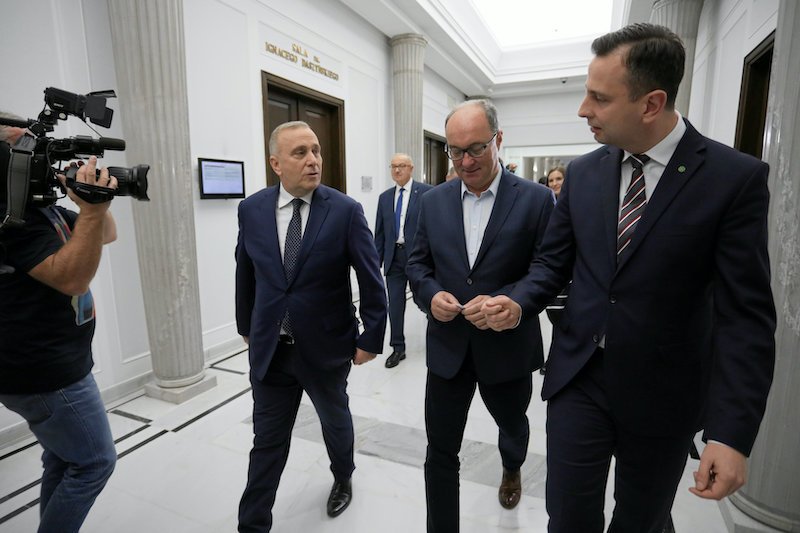 Karta do głosowania zawsze przy sobie to podstawa. Ale posłowie opozycji mają też inne sposoby na to, jak nie dać się przejechać przez czołg legislacyjny PiS.