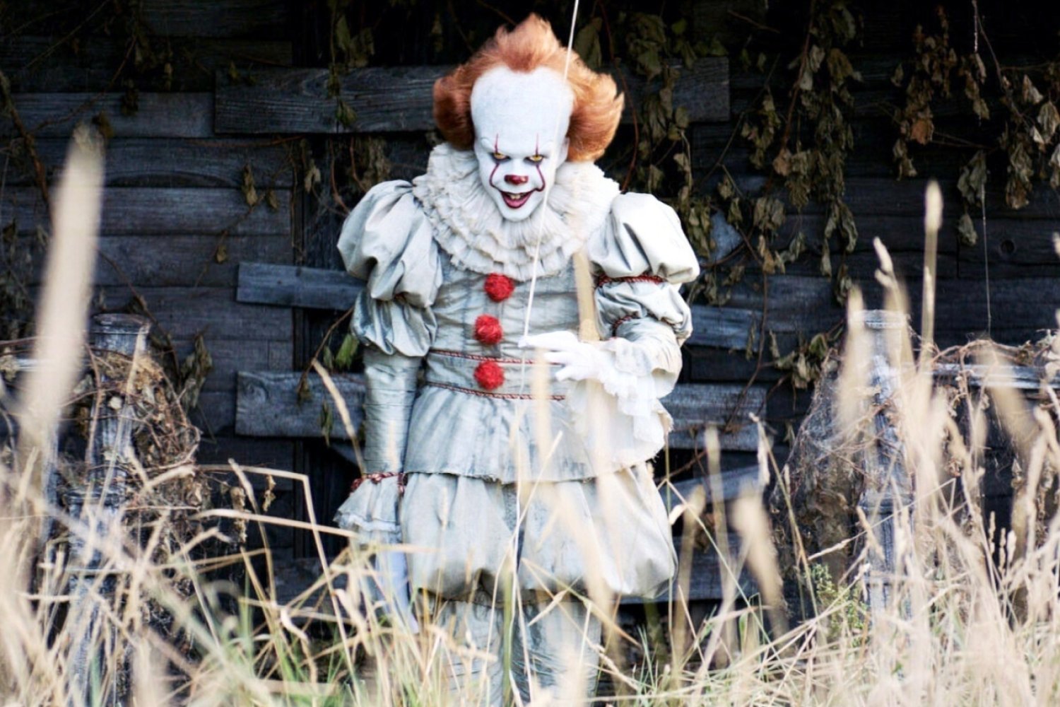 Pennywise znów straszy. Pokazano pierwszy zwiastun horroru "To: Witajcie w Derry" To: Witajcie w Derry na HBO. Pierwszy zwiastun serialu z Pennywisem