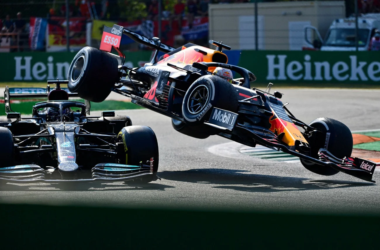 Rywalizacja Maxa Verstappena i Lewisa Hamiltona elektryzuje kibiców F1. Takie sceny działy się podczas GP Monza.