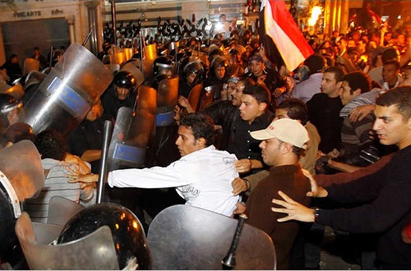 Bractwo Muzułmańskie nawołuje do atakowania instytucji rządowych. W odpowiedzi rząd wydał pozwolenie na użycie ostrej amunicji