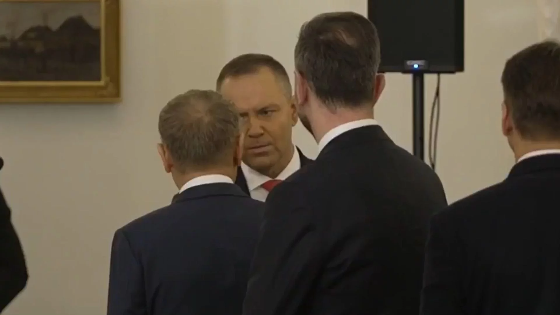 Przywitanie Karola Nawrockiego i Donalda Tuska przed rozpoczęciem posiedzenia RBN.