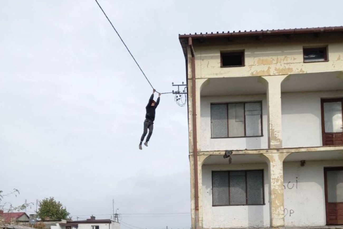 18-latek z Raciąża podejrzany o rozbój. Uciekał przed policjantami po kabku