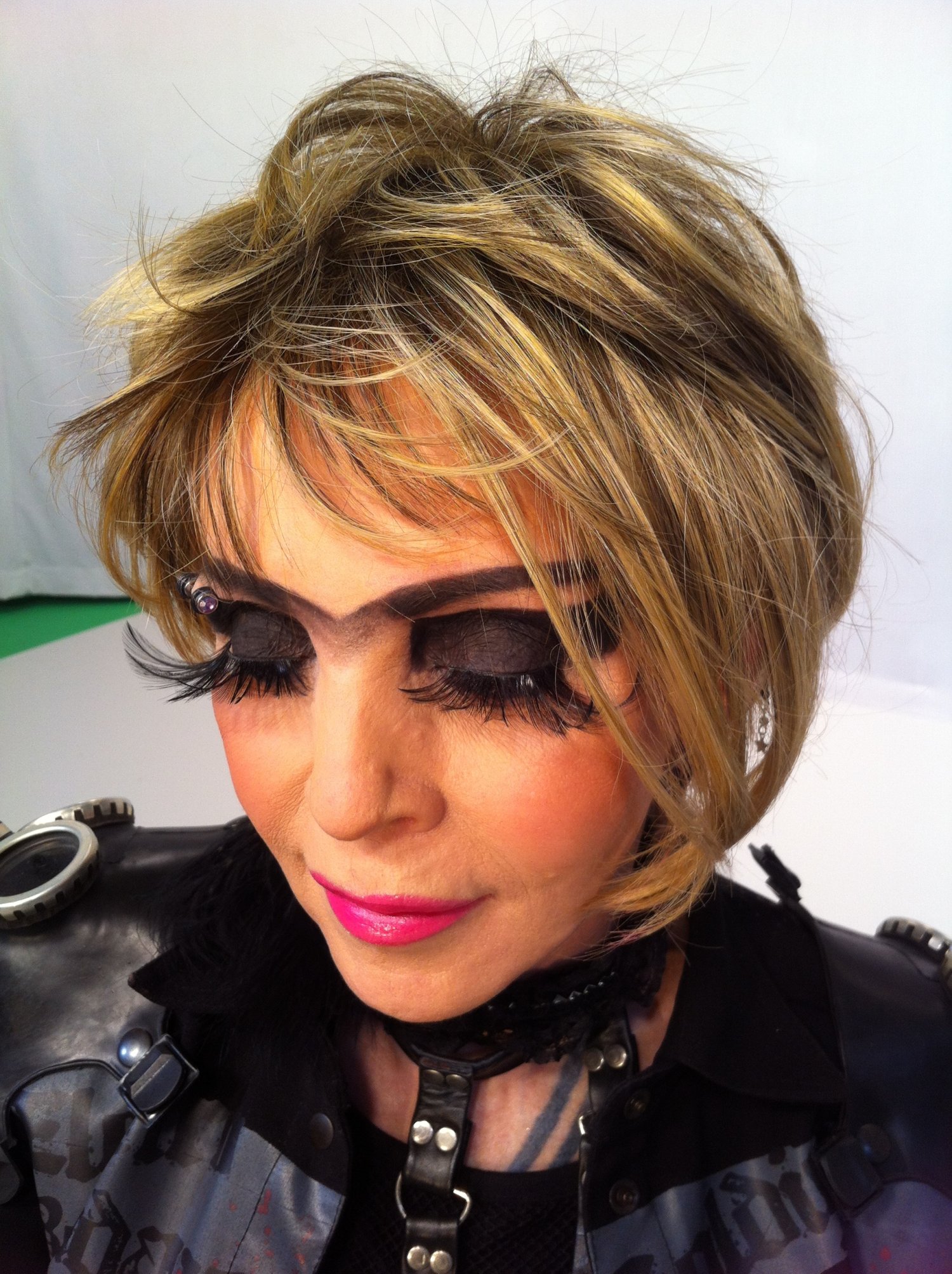 Jakoś się trochę wstydzę przyznać, że znowu widzę i czuję wszystko inaczej, niż wszyscy dookoła... Lepiej spuścić oczy...