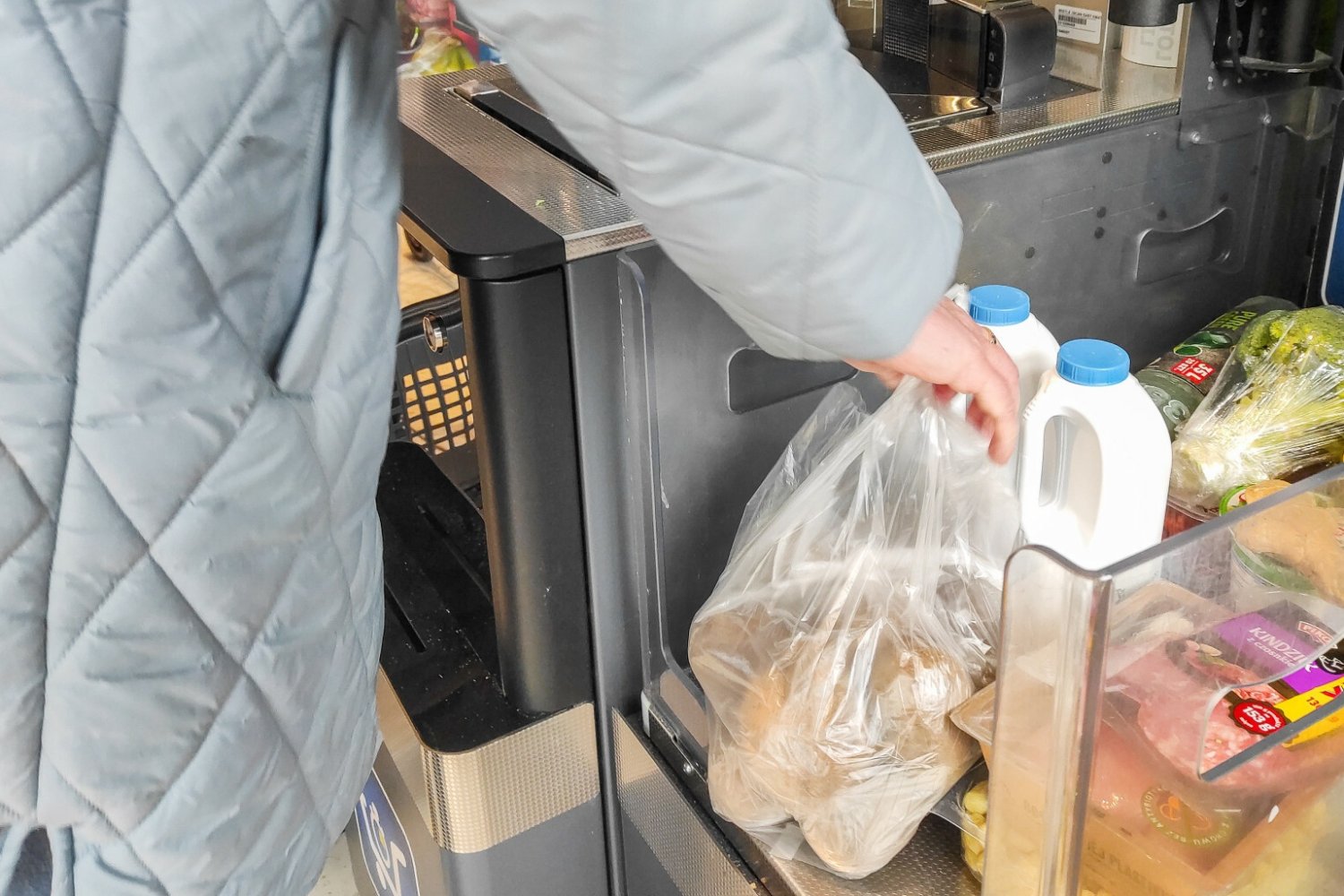 Kasy samoobsługowe będą płatne? Jedna z sieci zaczęła taki eksperyment.