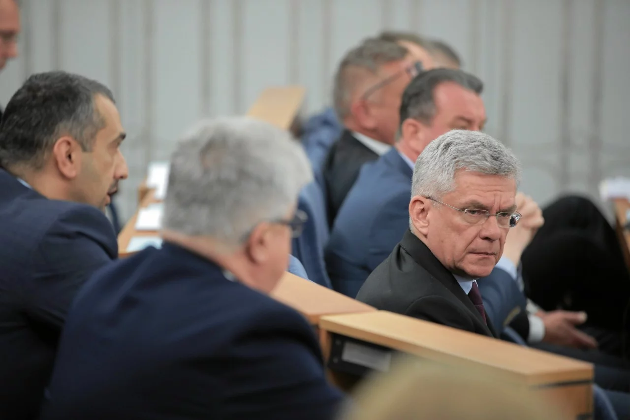Senatorowie PiS robią wszystko, by storpedować prace Senatu nad ustawą o wyborach korespondencyjnych. Senatorowie PiS próbują podważać legalność zdalnego głosowania Senatu. Wszystko po to, by zablokować prace Senatu nad ustawą o wyborach kopertowych.