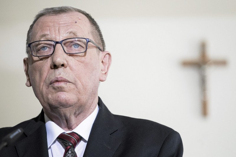 Minister środowiska Jan Szyszko jest zadowolony ze swojej ustawy dopuszczającej swobodną wycinkę drzew. Tymczasem Jarosław Kaczyński zapowiedział zmianę tych przepisów.