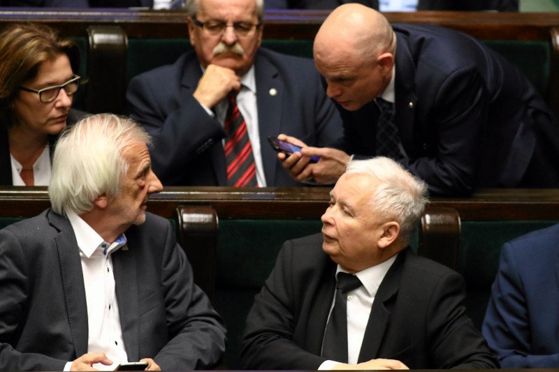 Tygodnik "Nie" publikuje fotografie mające rzekomo przedstawiać wicemarszałka Sejmu Ryszarda Terleckiego z czasów jego hipisowskiej młodości.