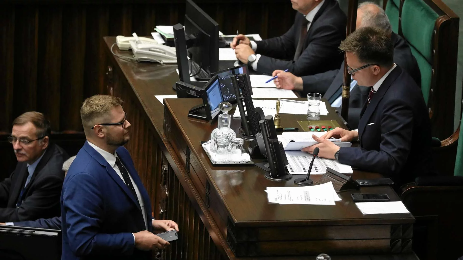 Posiedzenie Sejmu 7 października. Michał Woś z PiS, Szymon Hołownia.