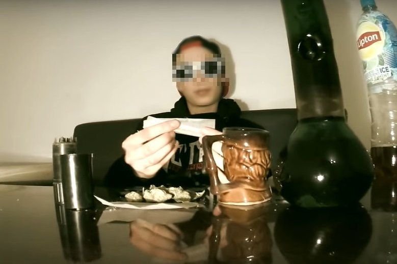 Brat europosła Filip J. został usłyszał zarzut posiadania narkotyków. Na zdjęciu kadr z poświęconego narkotykowemu stylowi życia teledysku Filipa J.