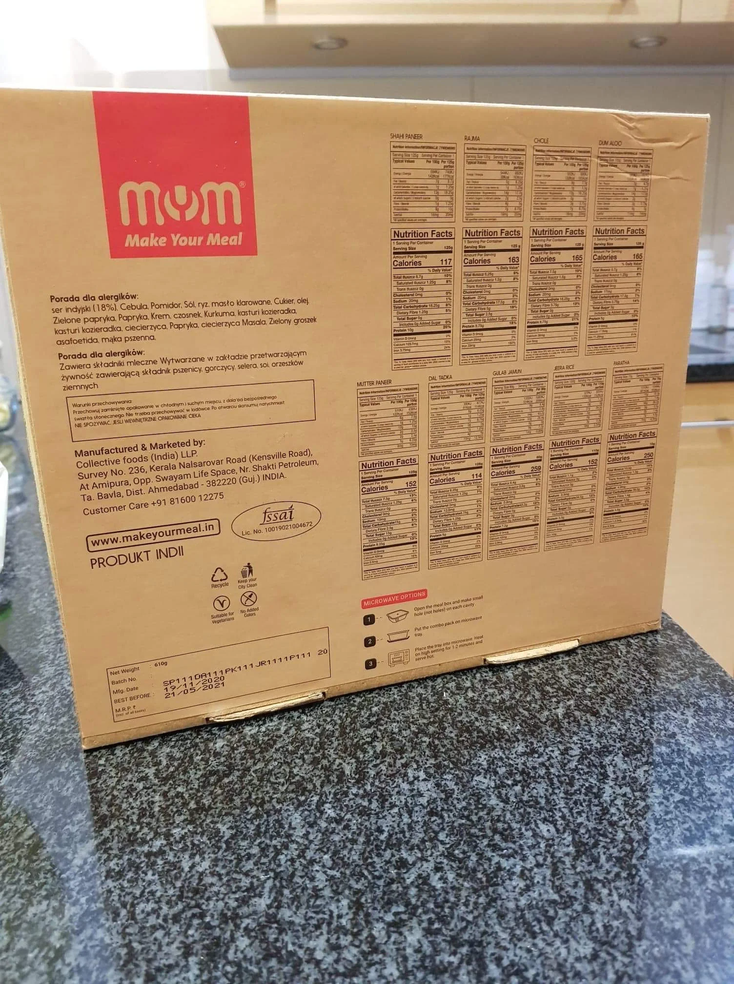 Pudła rozrzucone w lesie przy Puszczy Kampinoskiej